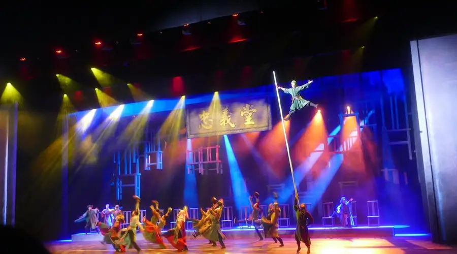 暑期档东平新大宋不夜城 倒叙行进式大剧《入梦水浒》热演
