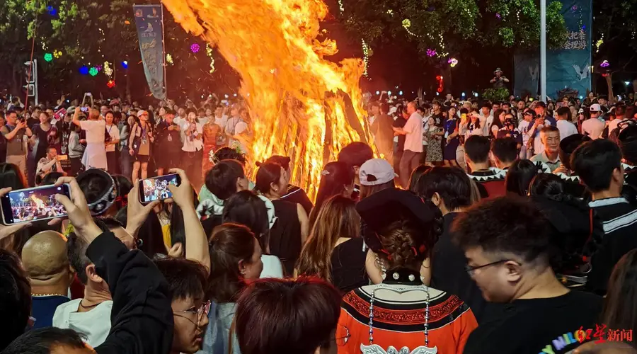 2026年凉山会理火把节正式启幕 15组主题火堆燃爆全场
