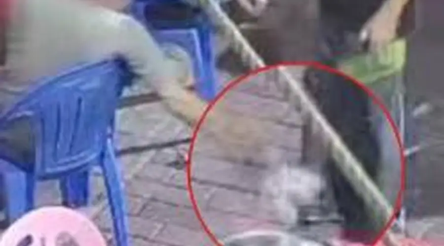 白发男付款时扔钱被服务员同款找零 不尊人终自取其辱