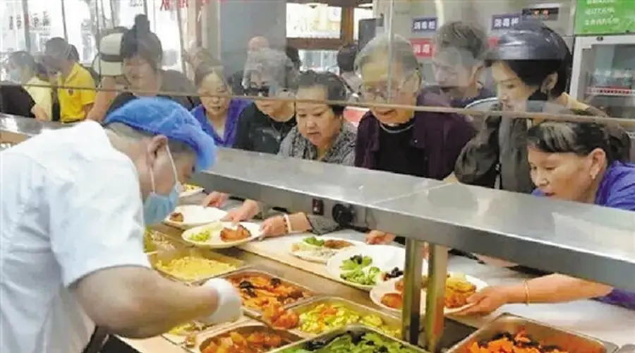 仓基阳光、真巧心社区食堂同步上新 消暑菜品与冷食专区供应