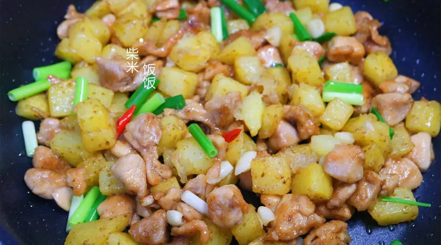 这道菜我家隔几天做一次,大火一炒,焦香四溢,上桌就光盘