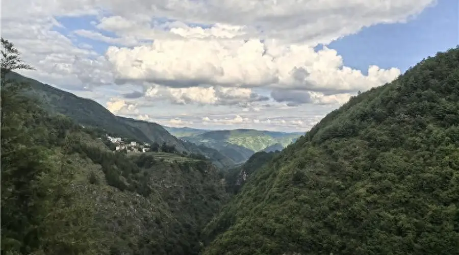 滇东北避暑秘境:雨碌大地缝