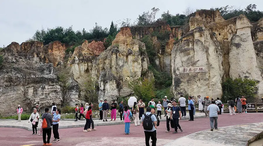 赛事余热不减 陆良彩色沙林成暑期避暑游玩热门地