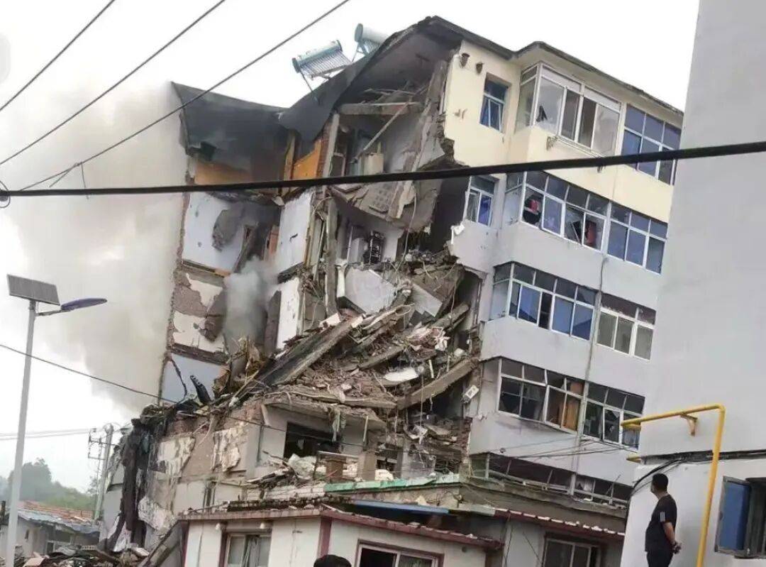 辽宁葫芦岛一居民楼突发爆炸，当地通报：3人失联，8人受伤
