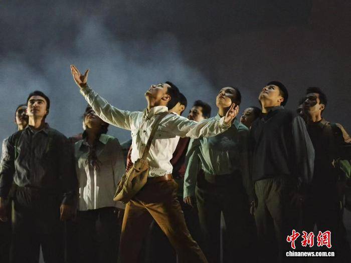 《春风吹绿柯柯牙》进京演出 一台歌舞剧背后的四十年绿洲梦