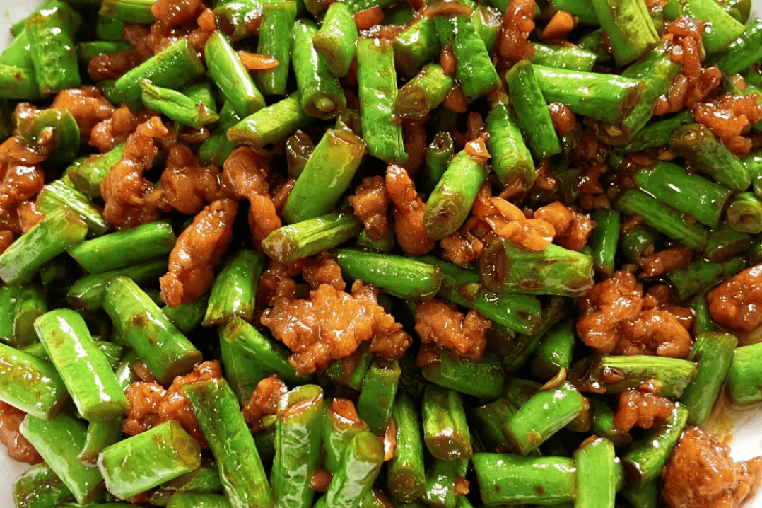 肉末炒豇豆：一盘鲜香下饭的家常美味，让餐桌瞬间升温