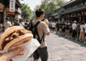 逛景区到中午 游客为啥放弃排长队网红店转而选小吃