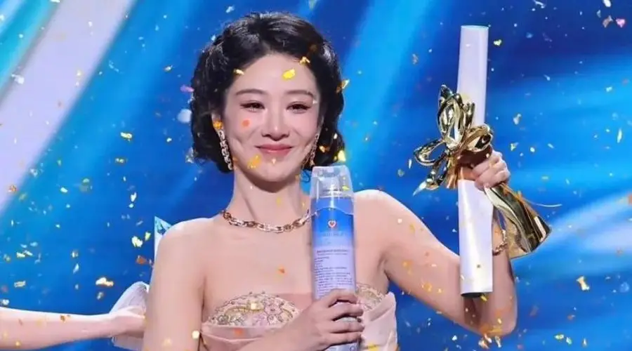 杨紫穿高定拿白玉兰视后！裤装孙俪飒爽回宫，杨幂化身翡翠瓷瓶