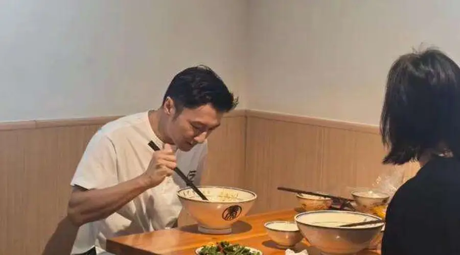谢霆锋西安开唱前低调打卡油泼面馆,老板称当时根本没认出来,此前他和王菲一同现身咸阳机场