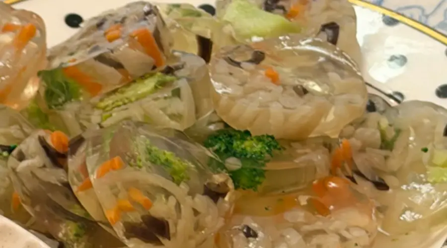 清透如玉入口即化,蔬菜猪皮熬出极致清凉风味