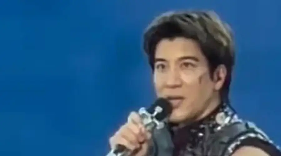 王力宏演唱会突然摔倒，脸部受伤流血