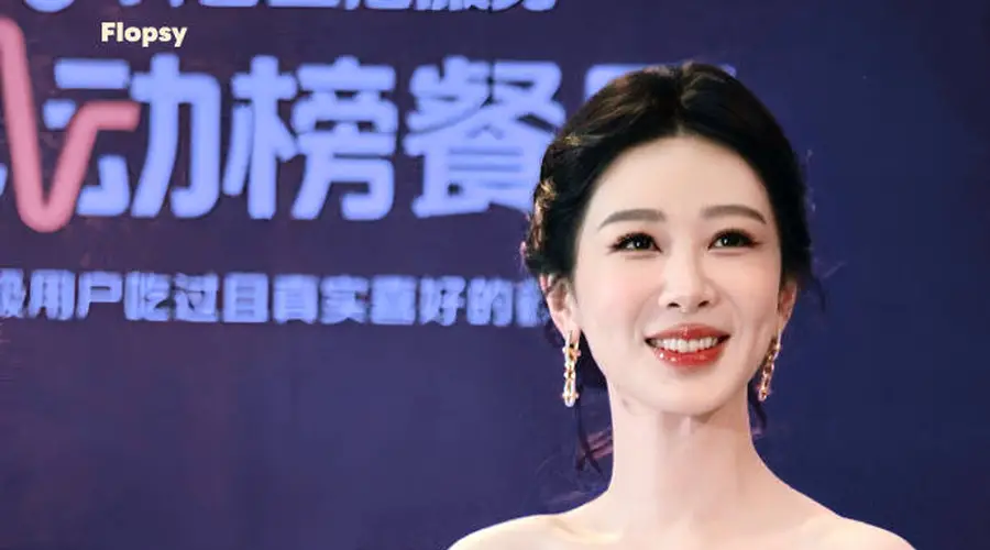 杨紫获白玉兰视后首现身线下活动 身穿金色抹胸裙好贵气