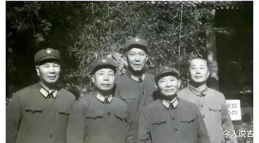 毛主席离世前后,一位上将要兵谏,另一位准备打枪战