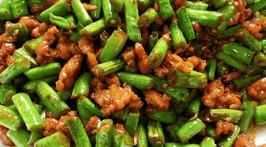 肉末炒豇豆：一盘鲜香下饭的家常美味，让餐桌瞬间升温