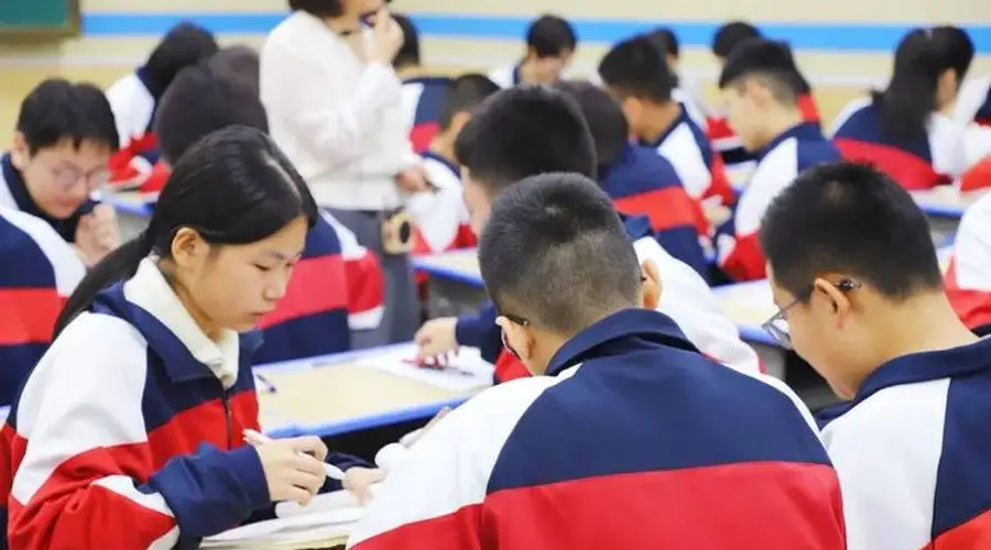 衡水中学清北名额暴跌八成,从 275 到 45,家长还在硬卷?