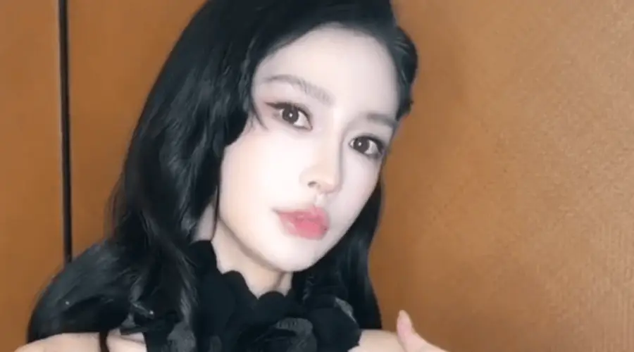 杨颖晒变装视频颜值在线!从素颜美人秒变性感御姐
