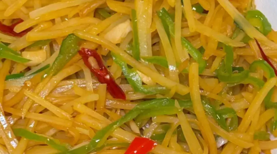 酸香辣甜一锅出,家常土豆丝最是烟火味