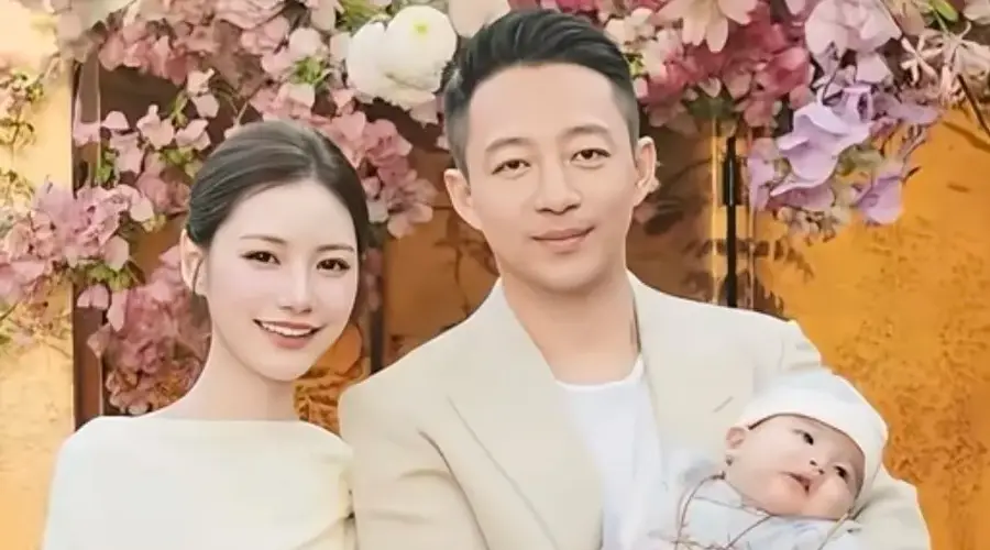 马筱梅素颜单手抱4个月胖娃,居家状态超好,软萌宝宝惹人爱