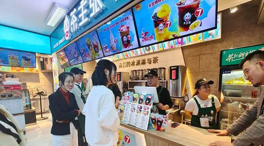 奶茶店集体卖冰淇淋定价比奶茶还贵 高价热销背后有何逻辑?