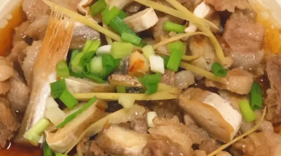咸鱼切粒拌腌渗入五花肉肌理的咸鱼蒸花肉之道