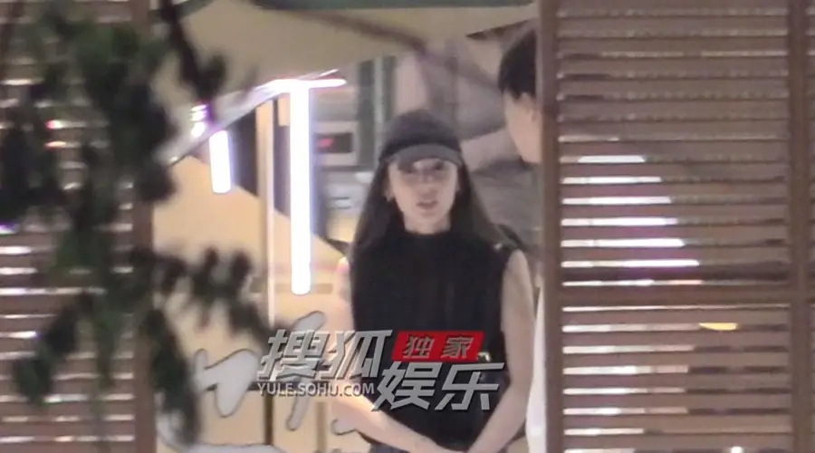 古力娜扎与于正等人晚间合体聚餐 饭后笑容灿烂状态拉满