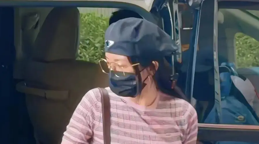 杨幂穿条纹衫配牛仔短裤 夏日私服纤细体态减龄满满