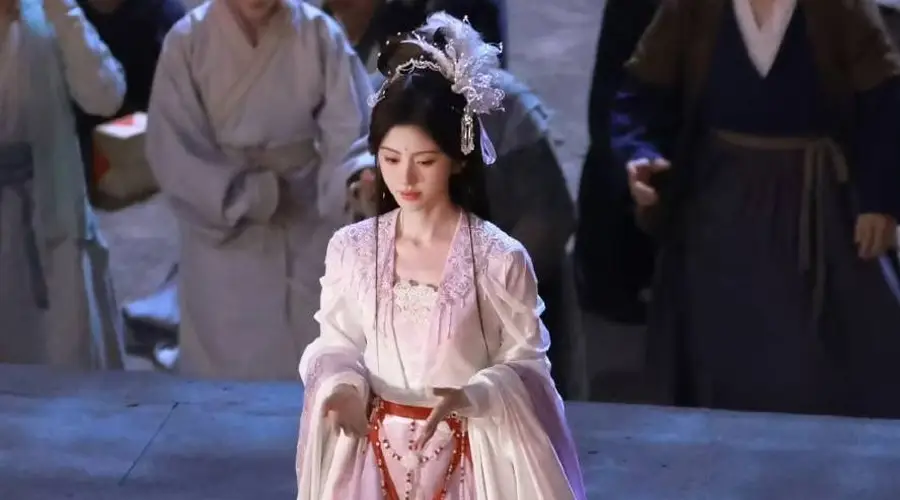 7月31日鞠婧祎最新路透释出 白衣扮嫦娥眉心朱砂展多面魅力