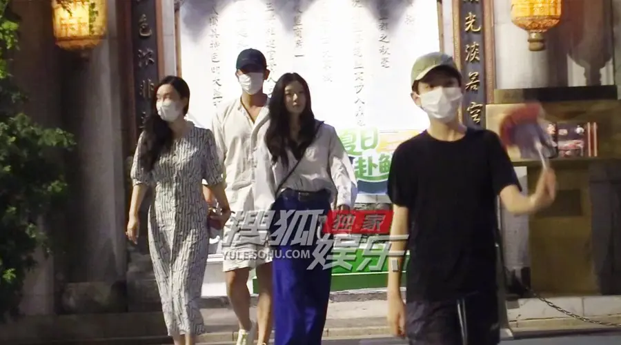 霍思燕杜江杜宇麒(嗯哼)随父母聚餐 饭后结伴散步氛围轻松