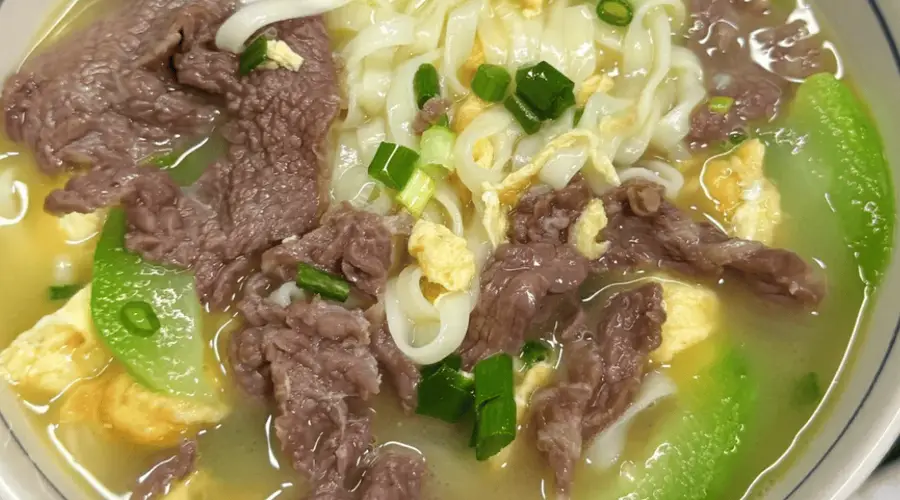 家常风味丝瓜牛肉鸡蛋面出锅 鲜香暖化疲惫生活