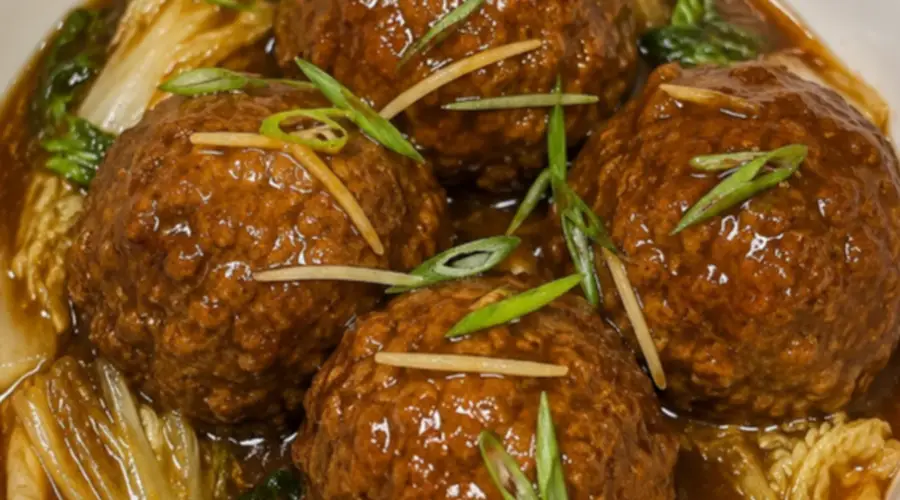 饭店狮子头软嫩多汁的关键，藏在肉馅摔打这步