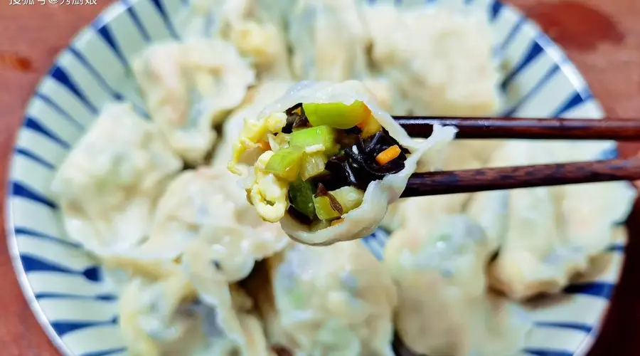 立秋后,用这菜做馅包饺子,比白菜、韭菜鲜,营养好吃,鲜美多汁,比肉饺子还香!