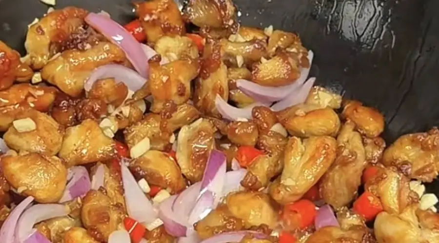柠檬干煎鸡:酸辣入味开胃下饭