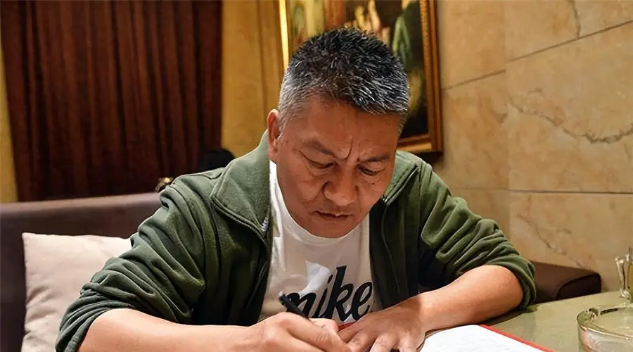 59岁梁实第30次高考：考后破防喝闷酒，妻子嫌丢人，明年还要再战