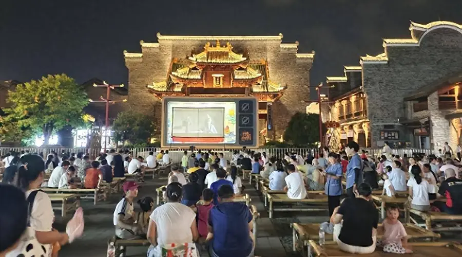 江城不止打卡景,三处露天舞台等你上场,用热爱对话知音