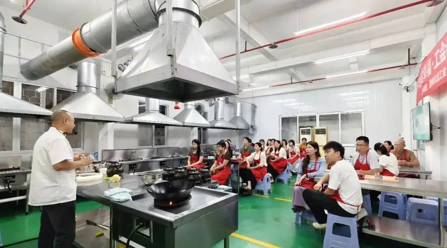 润养入膳,广式炖汤技艺进职工公益课堂