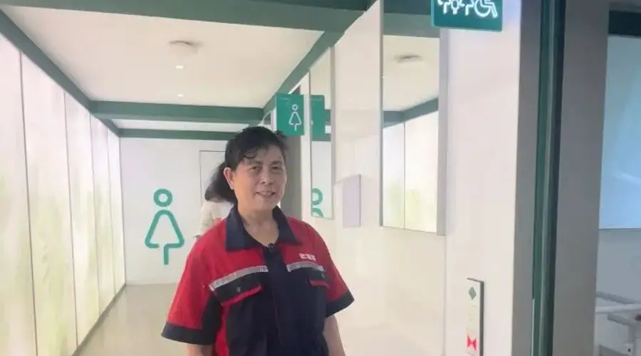 一景区保洁阿姨在厕所吃饭引热议,本人回应:怕小朋友滑倒,干脆就近吃,方便随时巡视