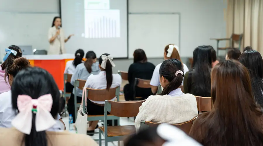 被困在投诉中的教师们:抱臂叉腰有被投诉的风险,“自证清白”至少需要六七个小时