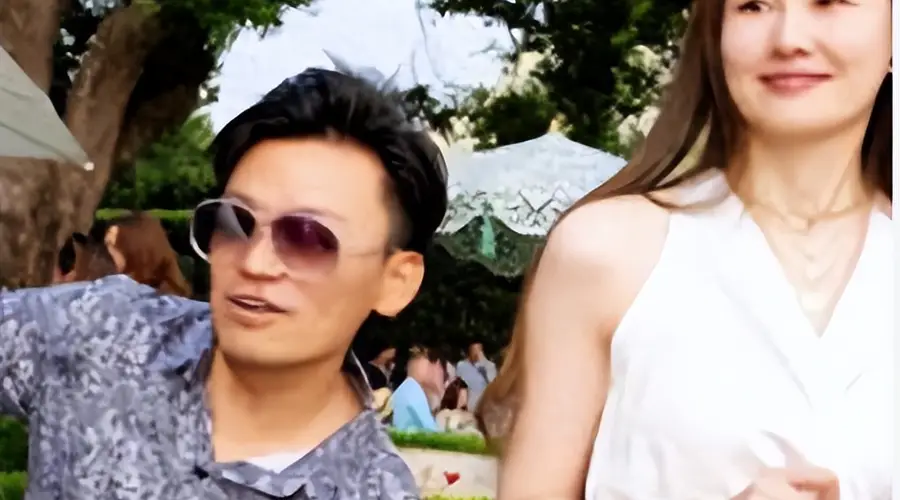 王宝强带女友冯清,在山东参加婚礼,看女友的眼神太暧昧了