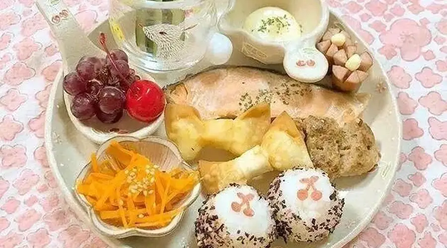 妈妈亲自给女儿准备的三餐和零食，体现出对孩子的爱