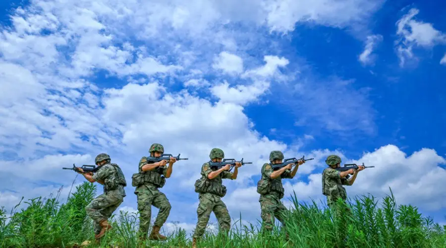 盛夏日，共赴火热练兵场