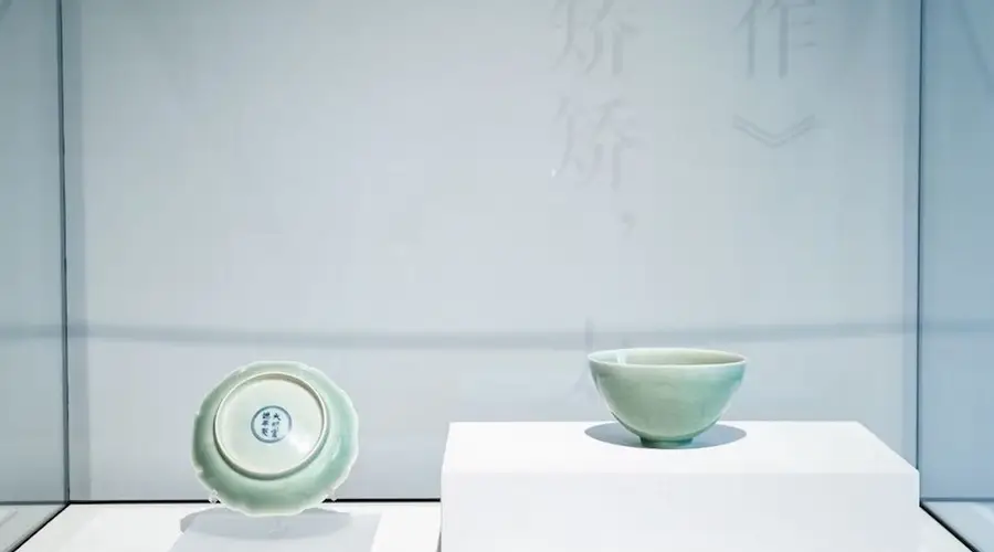 黄浦江畔：明清釉瓷对话当代玻璃