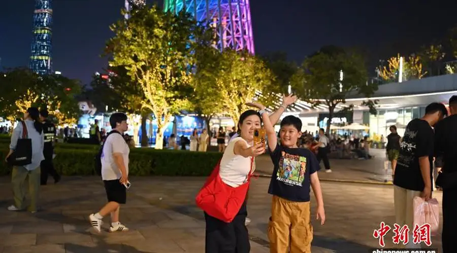 7月23日夜幕下广州塔华灯绽放 成暑期广州热门打卡地