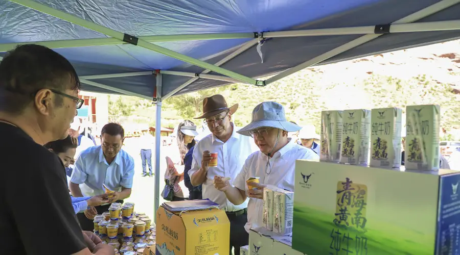 新华社副总编辑任卫东一行考察调研黄南坎布拉世界地质公园