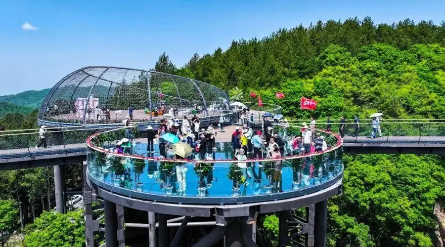 四川达州月亮坪入选清凉四川首批避暑目的地 夏日均温21℃引游人扎堆打卡