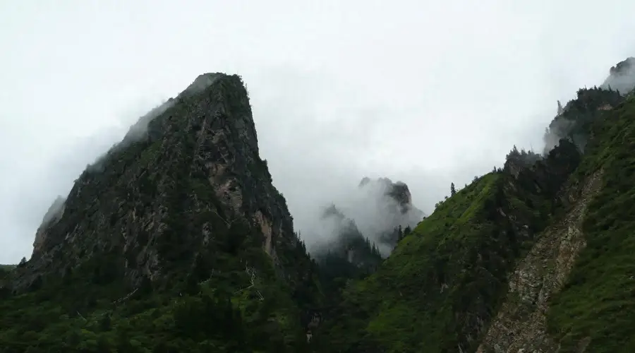 迭部秘境扎尕那：云端石城的经典旅行打卡地