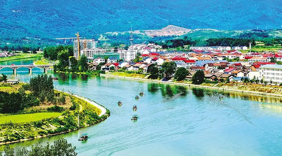 乘筏回龙湾一湾碧水带来夏日清凉