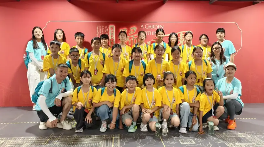 跨越山海,沉浸式触摸“科技温度” ——“故宫小书包”学子探访故宫乾隆花园光影展