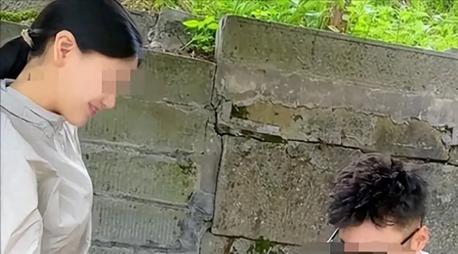 泰山陪爬乱象频发 肢体接触明码标价引发行业争议