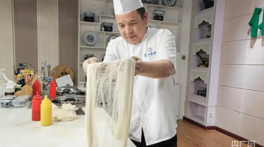 7月30日“中国式现代化的万千气象”网络名人青海行走进化隆 见证拉面变成富民产业