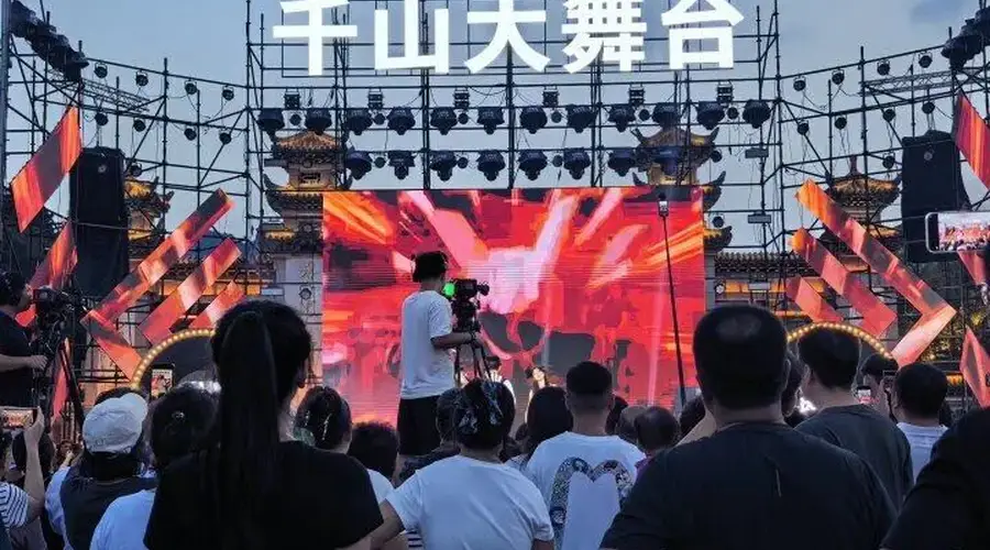 1日晚千山大舞台人气爆棚 千山夜游成夏夜爆款打卡地
